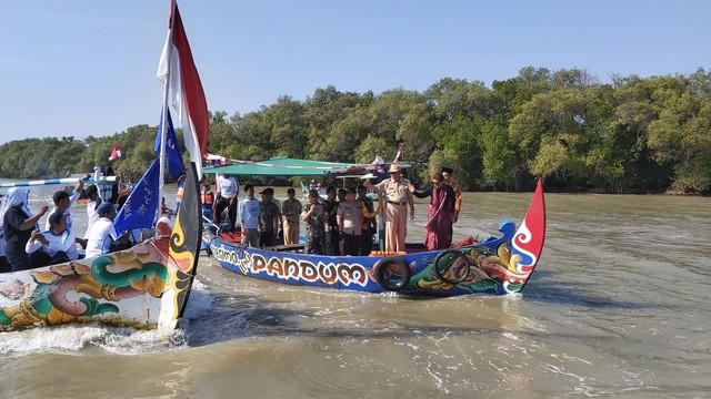 Menteri Kelautan dan Perikanan Susi Pudjiastuti menaiki perahu saat ikuti acara Sedekah Laut di Demak. Foto: Afiati Tsalitsati/kumparan