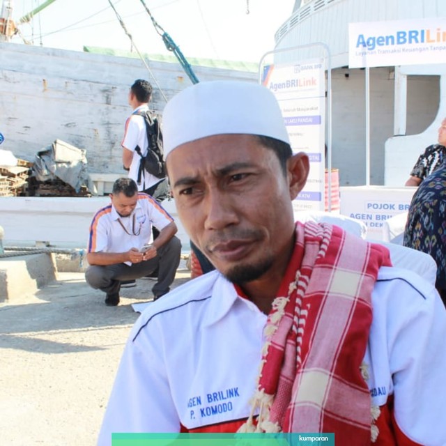 Arsyad Makadau, agen BRILink asal Pulau Komodo. Foto: Wendiyanto/kumparan