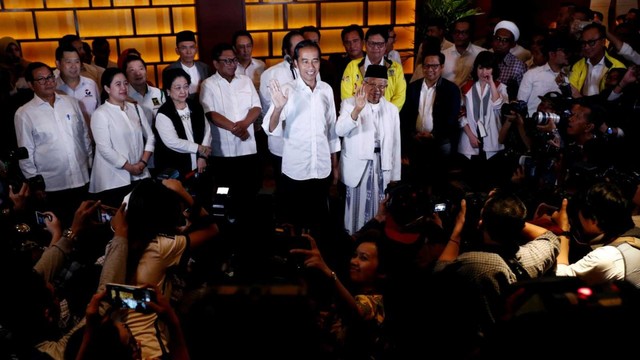 Calon Presiden Joko Widodo dan Calon Wakil Presiden Ma'ruf Amin saat di Jakarta Teater setelah perhitungan suara quick count selesai. Foto: Reuters/Edgar Su