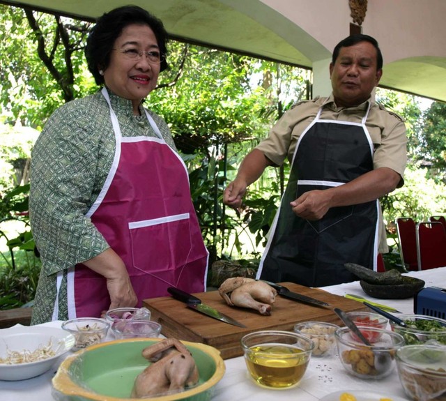 Megawati Soekarnoputri dan Prabowo Subianto saat mempersiapkan masakan untuk para tamu pada Januari 2019. Foto: AFP/ARIF ARIAD