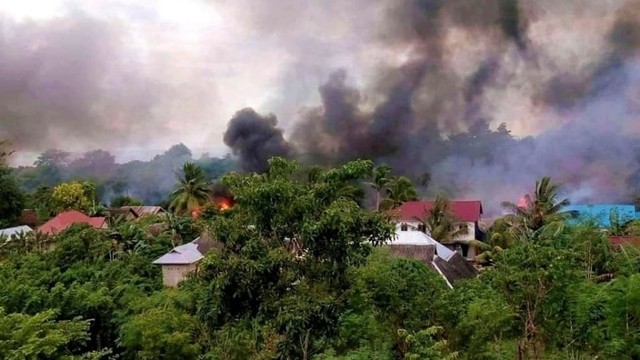 Rumah dibakar saat bentrok pecah di Buton beberapa waktu lalu, Foto: Istimewa.
