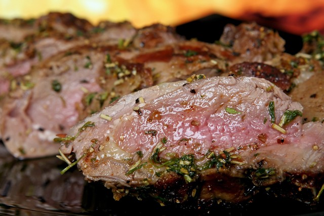 Membumbui steak. Foto: Dok. Pixabay