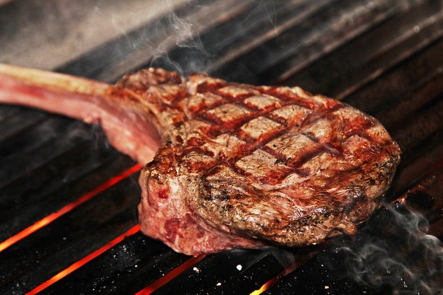Memanggang steak. Foto: Dok. Pixabay