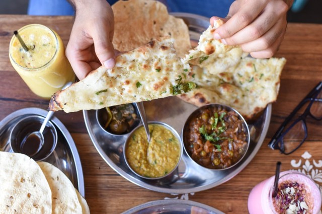 Ilustrasi makan roti naan pakai tangan Foto: dok.shutterstock