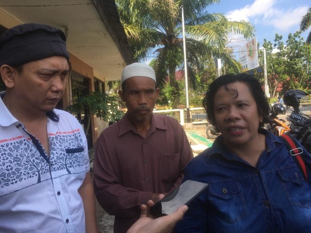 Direktur Utama Yayasan Nanda Dian Nusantara, Devi Tiomana, saat melapor ke Polda Kalbar. Foto: Teri