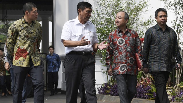 Menko bidang Maritim Luhut Panjaitan (kedua kiri) berbincang dengan CEO Grab Anthony Tan (kiri), Founder dan CEO Softbank Masayoshi Son (kedua kanan) dan President of Grab Indonesia Ridzki Kramadibrata. Foto: ANTARA FOTO/Puspa Perwitasari