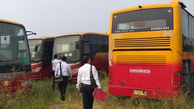 Penyidik Ditreskrimsus Polda Metro Jaya lakukan pengecekan di Tempat Penyimpanan Trans Jakarta di Dramaga, Bogor