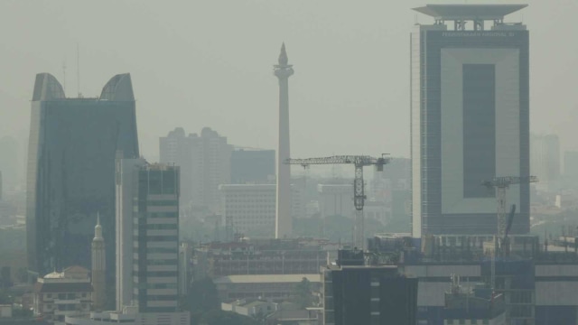 Latar belakang gedung bertingkat yang tersamar polusi di kawasan Gatot Subroto, Jakarta, Minggu (28/7/2019). Foto: AFP/Bay Ismoyo