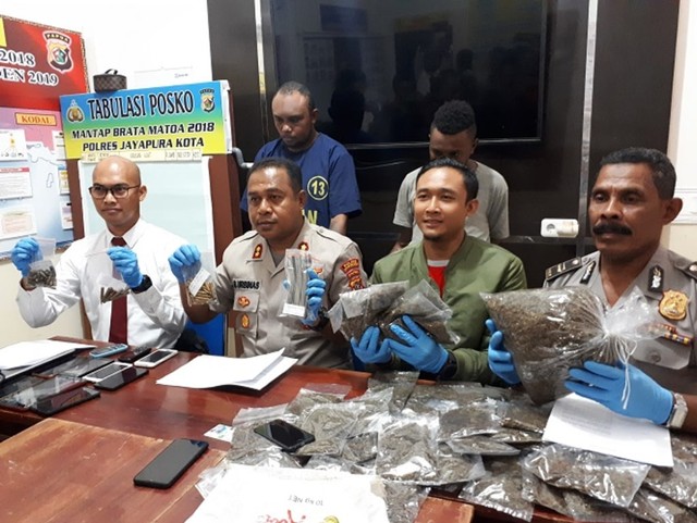 Konferensi pers Polres Jayapura Kota atas kasus penangkapan dua orang penyimpan ganja dan puluhan butir amunisi. (BumiPapua.com/Liza)