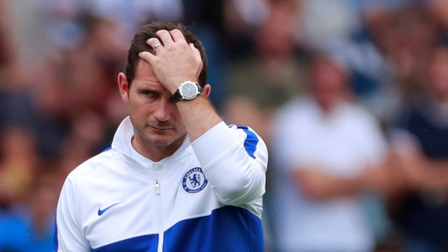 Frank Lampard mendampingi Chelsea saat menghadapi Reading di Madejski Stadium. Foto: Andrew Couldridge/Reuters