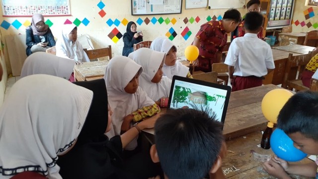 Mahasiswa KKN ITERA Gelar Trauma Healing pada Korban Tsunami Lamsel (294448)