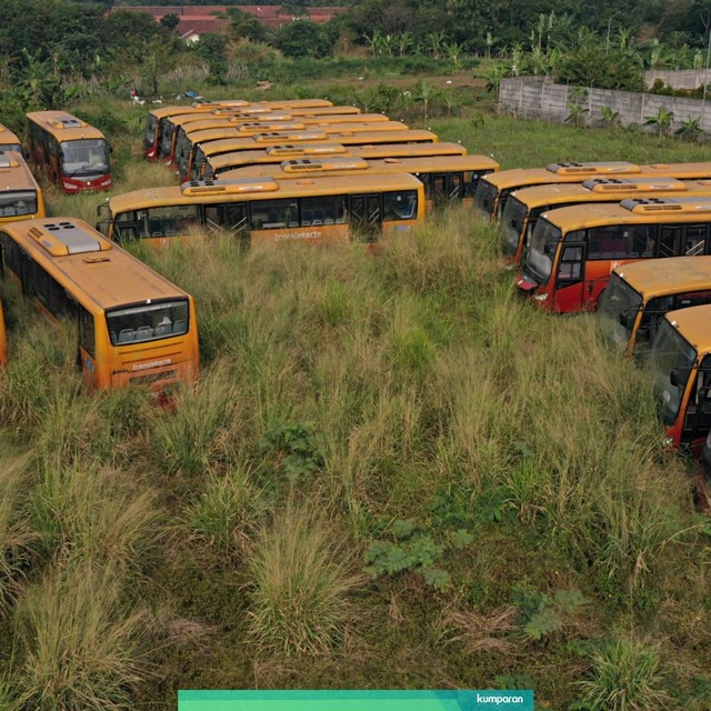 Foto udara kumpulan Bis TransJakarta yang sudah tak terpakai di kawasan Dramaga Kabupaten Bogor, Jawa Barat, Senin (29/7). Foto: Helmi Afandi Abdullah/kumparan