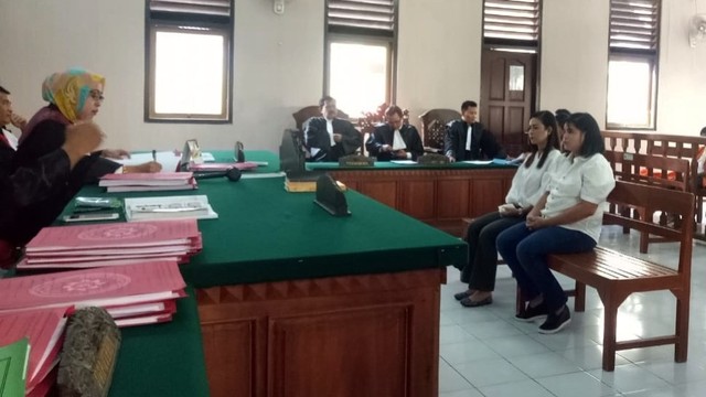 Para terdakwa di Pengadilan Negeri Denpasar, Senin (29/7). Foto: Denita BR Matondang/kumparan