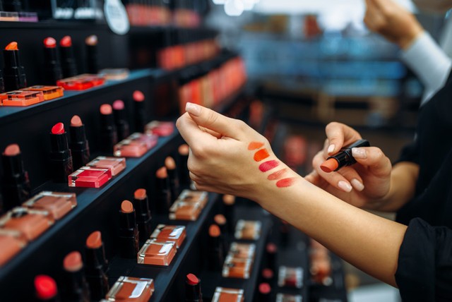 Ilustrasi mencoba tester lipstik di toko offline. Foto: Shutterstock