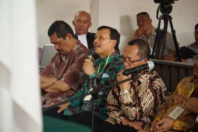 Sekretaris Daerah Provinsi Jawa Barat, Iwa Karniwa (pegang mic), saat menjadi saksi dalam sidang kasus suap proyek perizinan Meikarta. (Ananda Gabriel)