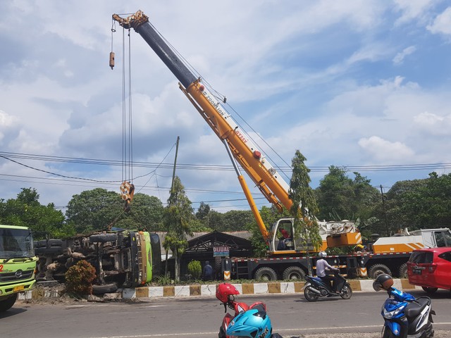 Proses evakuasi truk tronton di Jalan A. Yani, km 5, Kelurahan Baru, Kecamatan Arut Selatan, Kabupaten Kobar. (Foto: Joko Hardyono)