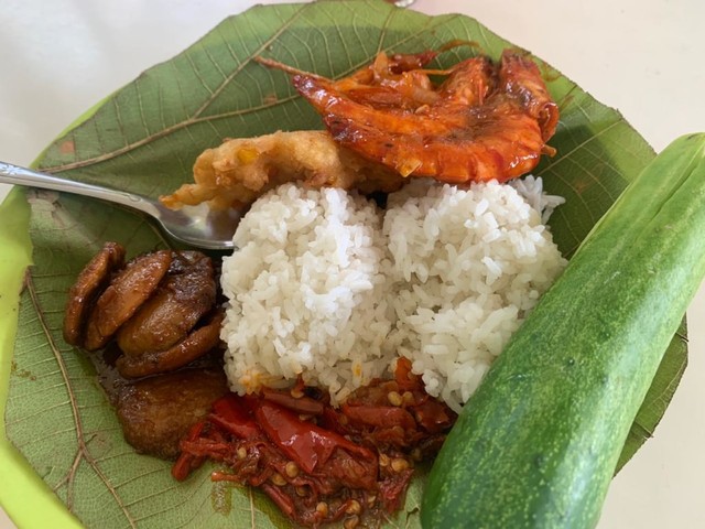 Aih Sedapnya Nasi Jamblang Bu Nur di Cirebon