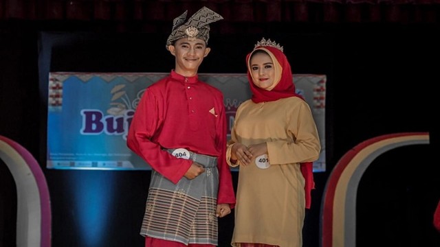 Pemilik suara dan mimik wajah mirip Presiden Joko Widodo, Sony Al Ihsan Marta (kiri), menjuarai kontes Bujang dan Dara Indragiri Hilir (Inhil), Riau. (Foto: Pribadi)