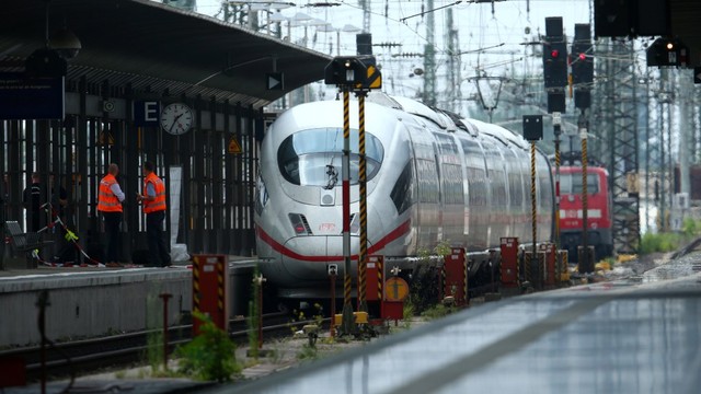 Stasiun kereta api utama di Frakfurt, Jerman. Foto: REUTERS/Ralph Orlowski