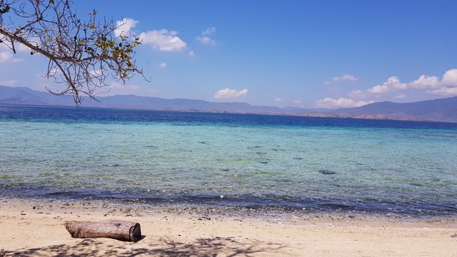 Laut biru di Nisa Pudu. Foto: Info Dompu