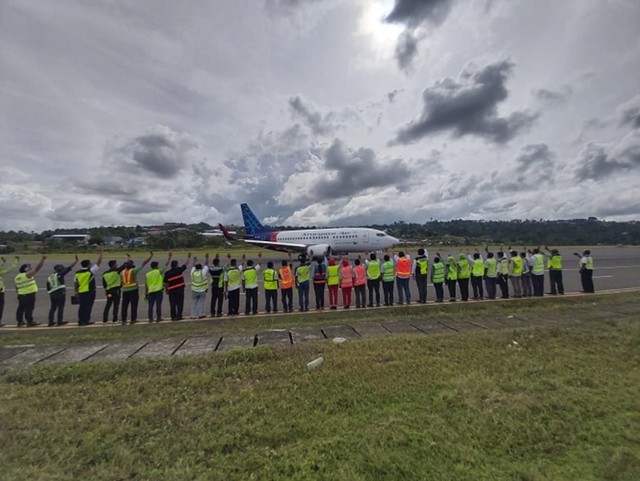 Tradisi salam terakhir para pekerja Sriwijaya Air di Bandara Rendani Manokwari. (BumiPapua.com/Irsye Simbar)