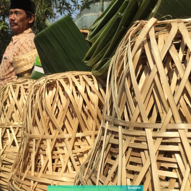 Besek bambu gantikan plastik sebagai wadah pembagian daging kurban. Foto: Ferry Fadhlurrahman/kumparan