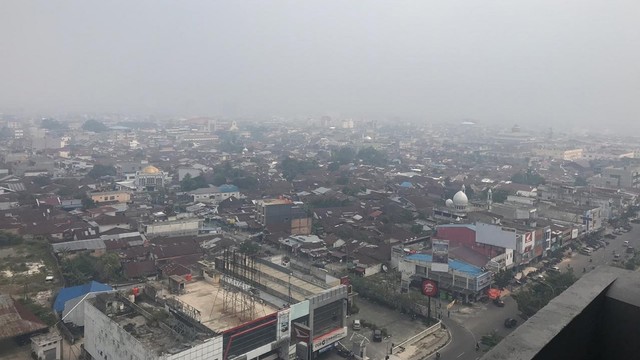 Kabut asap menyelimuti langit Kota Pekanbaru, Selasa pagi (30/7/2019). Gambar diambil dari atas Hotel Whiz. (Foto: Hotel Whiz)