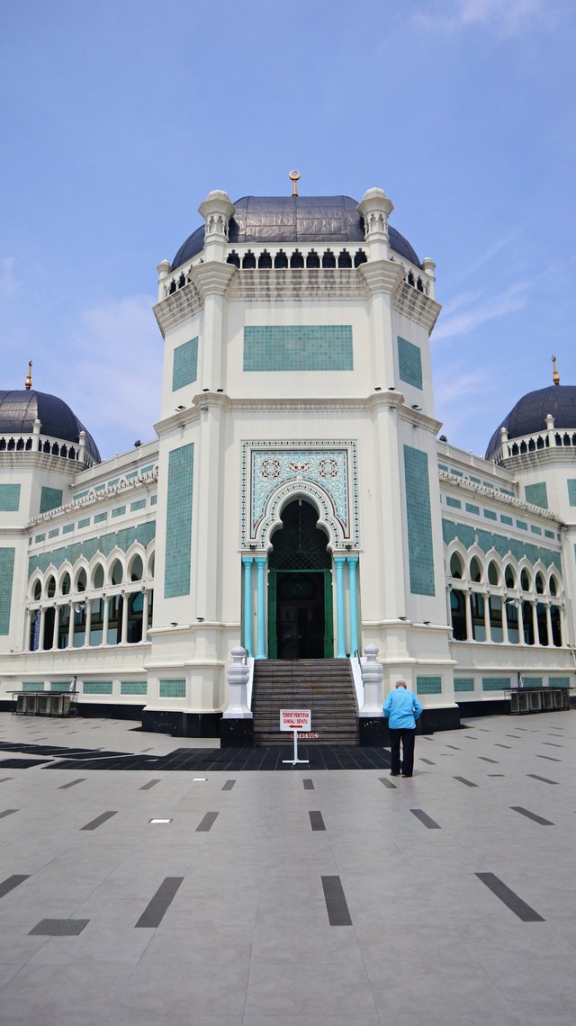 Masjid ini didominasi warna-warna lembut seperti biru muda, krem, kuning, dan hitam pada bagian kubah Foto: Helinsa Rasputri/kumparan
