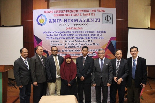 Anis Nismayanti seusai Sidang Terbuka Promosi Doktor Ilmu Fisika Dep. Fisika F. Sains ITS. Dok. Pribadi
