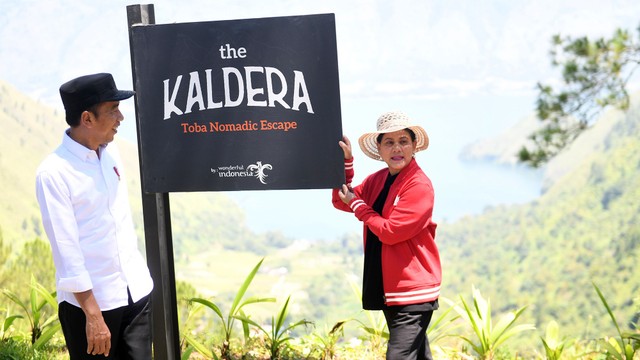 Presiden Joko Widodo (kiri) bersama Ibu Negara Iriana Joko Widodo mengunjungi The Kaldera Toba Nomadic Escape, Toba Samosir. Foto: ANTARA FOTO/Akbar Nugroho Gumay