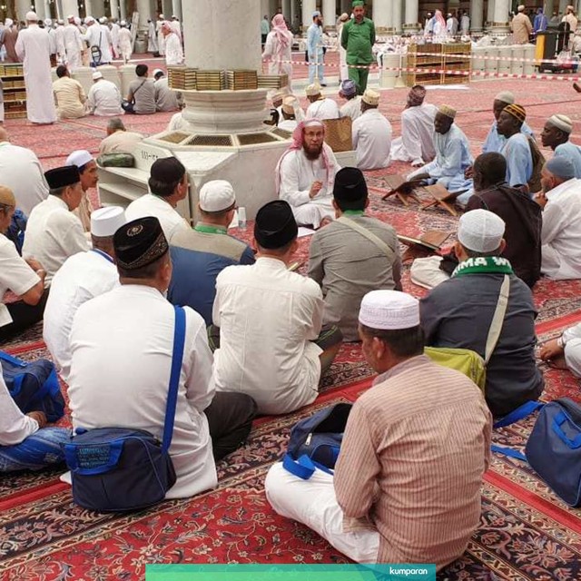 Jemaah haji Indonesia mengikuti kelas Tahsin di Masjid Nabawi. Foto: Denny Armandhanu/kumparan