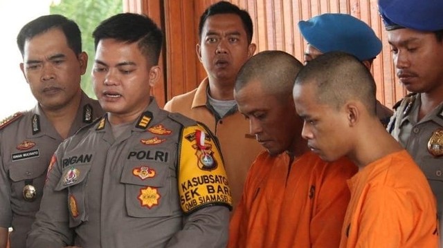 Polres Pasangkayu mengamankan dua pelaku penipuan, yang mencatut nama Kapolsek Baras untuk menipu korbannya. Foto: Dok. Humas Polres Pasangkayu.