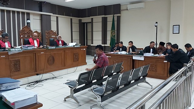 Hakim Lasito ketika memberikan keterangan sebagai saksi dalam sidang di Pengadilan Tipikor Semarang, Selasa (30/7). Foto: Afiati Tsalitsati/kumparan