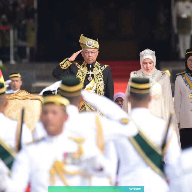 Raja baru Malaysia Al-Sultan Abdullah Ri Abdullahayatuddin Al-Mustafa Billah Shah (kedua kiri) hormat pada acara penobatannya di Istana Nasional di Kuala Lumpur, Malaysia. Foto: REUTERS/Departemen Informasi Malaysia