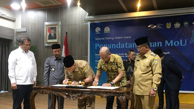 Pemerintah Kota Banda Aceh melakukan penandanganan Memorandum of Understanding (MoU) kerja sama dengan Asosiasi Penyelenggara Jasa Internet Indonesia (APJII). Foto: Zuhri Noviandi/kumparan