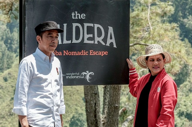 Presiden Joko Widodo dan Iriana Joko Widodo saat meninjau Kawasan The Kaldera di Toba Foto: Dok. Kementerian Pariwisata