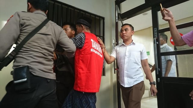 Terdakwa Dekir (54) keluar dari ruang persidangan di Pengadilan Negeri Sampang, Selasa (30/7/2019) siang. (Ryan Hariyanto/MM).