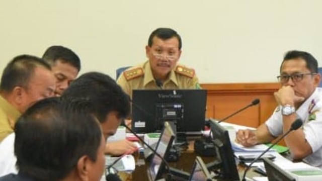 Sekretaris Daerah Provinsi Jawa Barat Iwa Karniwa (tengah). (Humas Jabar) 