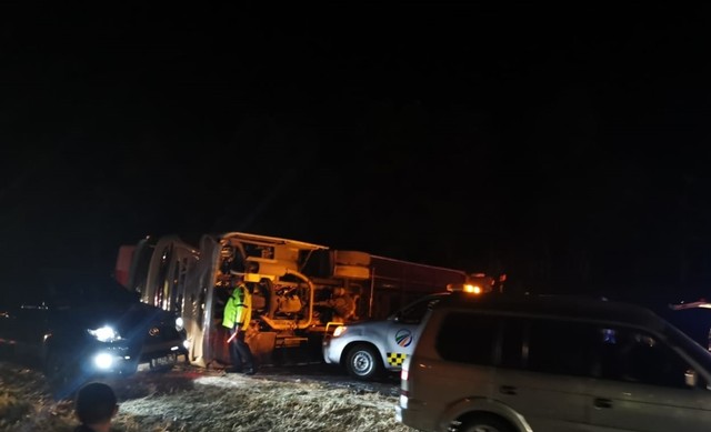 Insiden lakalantas Bus Sinar Jaya di KM 133 tol Cipali, Sabtu (27/7). (Dok.Polres Indramayu)