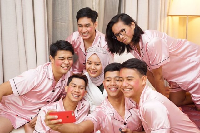 Wanita asal Malaysia ini viral setelah unggah foto pesta lajangnya bersama sahabat-sahabat prianya sebagai pengiring pengantin. Foto: Twitter/@ainarwkstar