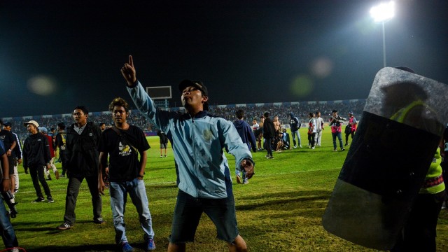 Sejumlah suporter Persela masuk ke lapangan setelah laga Persela vs Borneo FC, Senin (29/7/2019), di Stadion Surajaya. Foto: Syaiful Arif/ANTARA