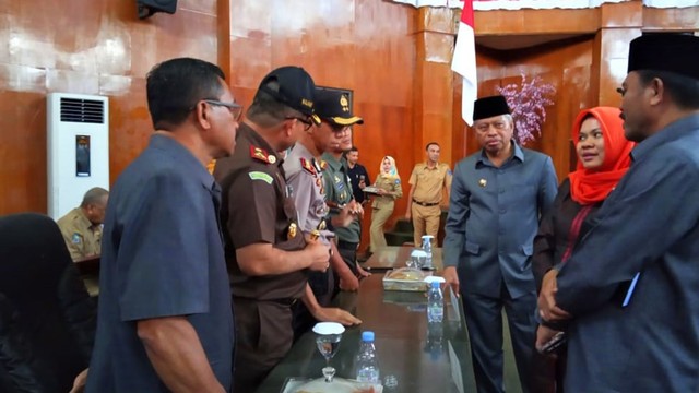 Wali kota Ternate Burhan Abdurahman bersama  DPRD Kota Ternate usai rapat paripurna. Foto: Amri