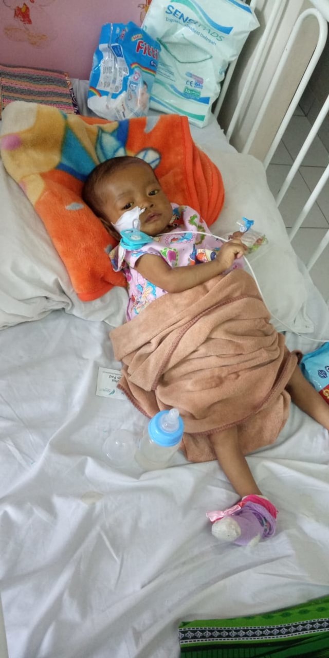 Kondisi Misel yang terbaring lemah akibat penyakit Atresia Bilier yang dideritanya | Foto: Siti Muntamah