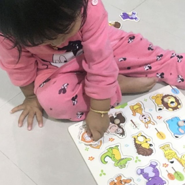  Stimulasi  Anak  Berumur 1  Tahun  Dengan Knob Puzzle 