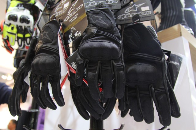 Sarung tangan kulit yang dijual DeRide Store di GIIAS 2019 Foto: dok. Bangkit Jaya Putra/kumparan
