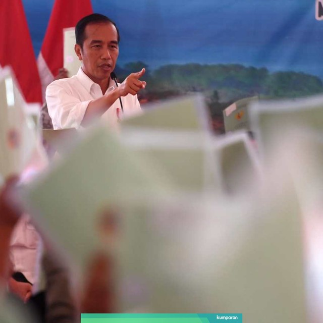 Presiden Joko Widodo berpidato dalam acara penyerahan sertifikat tanah untuk rakyat di Samosir, Sumut. Foto: ANTARA FOTO/Akbar Nugroho Gumay
