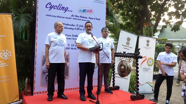 Gubernur DKI Jakarta Anies Baswedan, kegiatan sepeda santai, peringati hari lahir Mahatma Gandhi