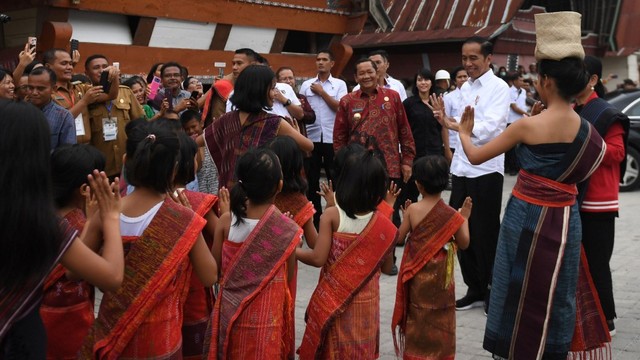 Presiden Joko Widodo, Jokowi, Ibu Negara Iriana Joko Widodo, kawasan kerajinan tenun ulos di Samosir, Sumut