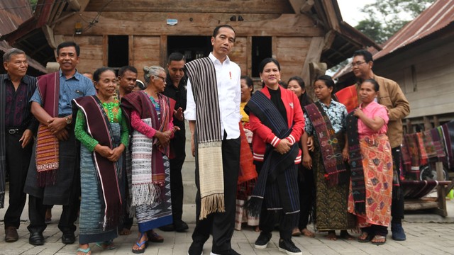 Presiden Joko Widodo, Jokowi, Ibu Negara Iriana Joko Widodo, kawasan kerajinan tenun ulos di Samosir, Sumut