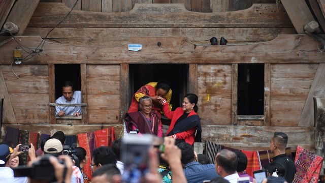 Presiden Joko Widodo, Jokowi, Ibu Negara Iriana Joko Widodo, kawasan kerajinan tenun ulos di Samosir, Sumut